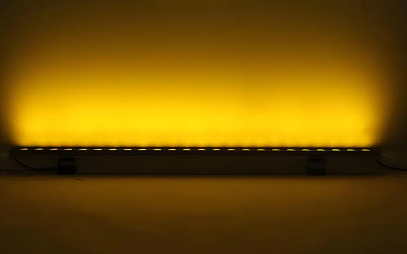 Escena de instalación del bañador de pared LED