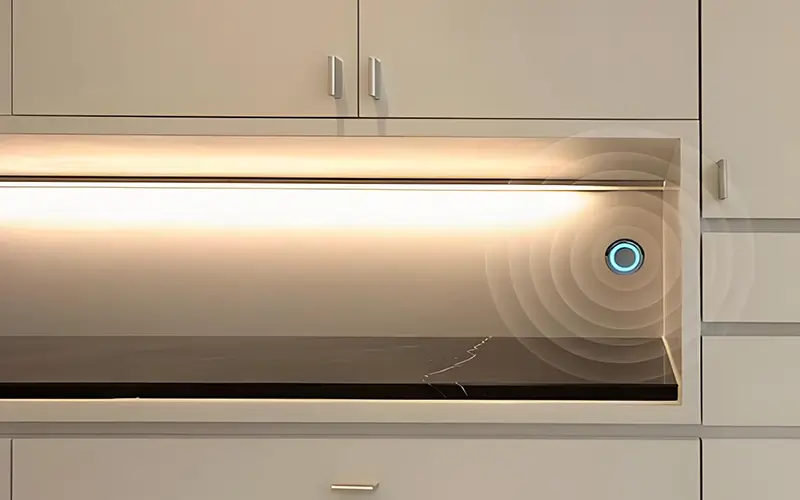 Interruptor con sensor de infrarrojos de una puerta