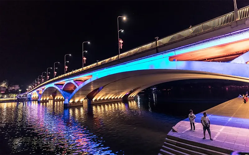 Bridge lighting design using linear LED fixtures to highlight bridge outlines and architectural structure